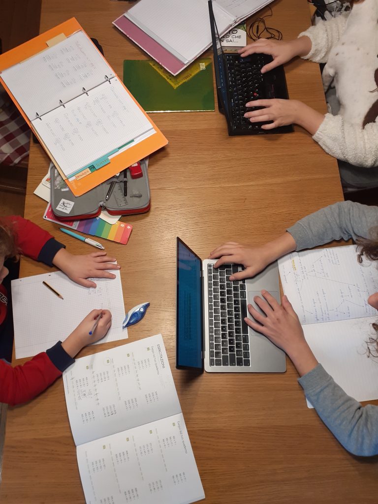 Fratelli di età diverse che fanno homeschooling condividendo tempo e informazioni