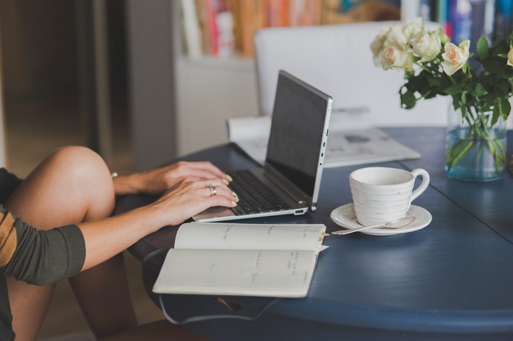 La blogger che lavora al contenuto

